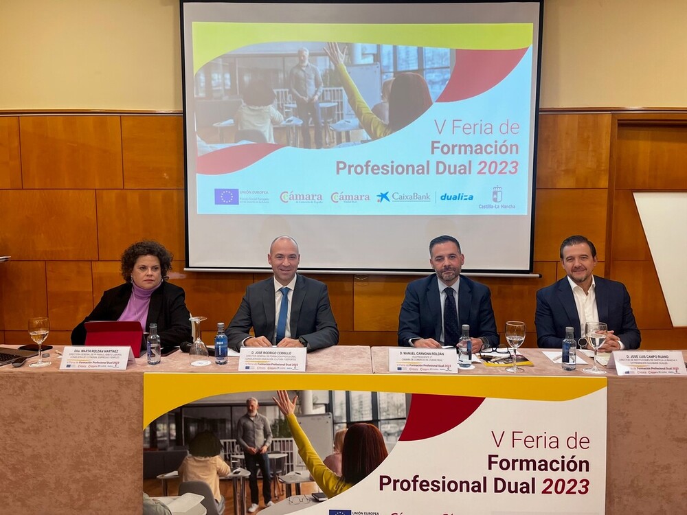 300 alumnos visitan la V Feria de Formación Profesional Dual