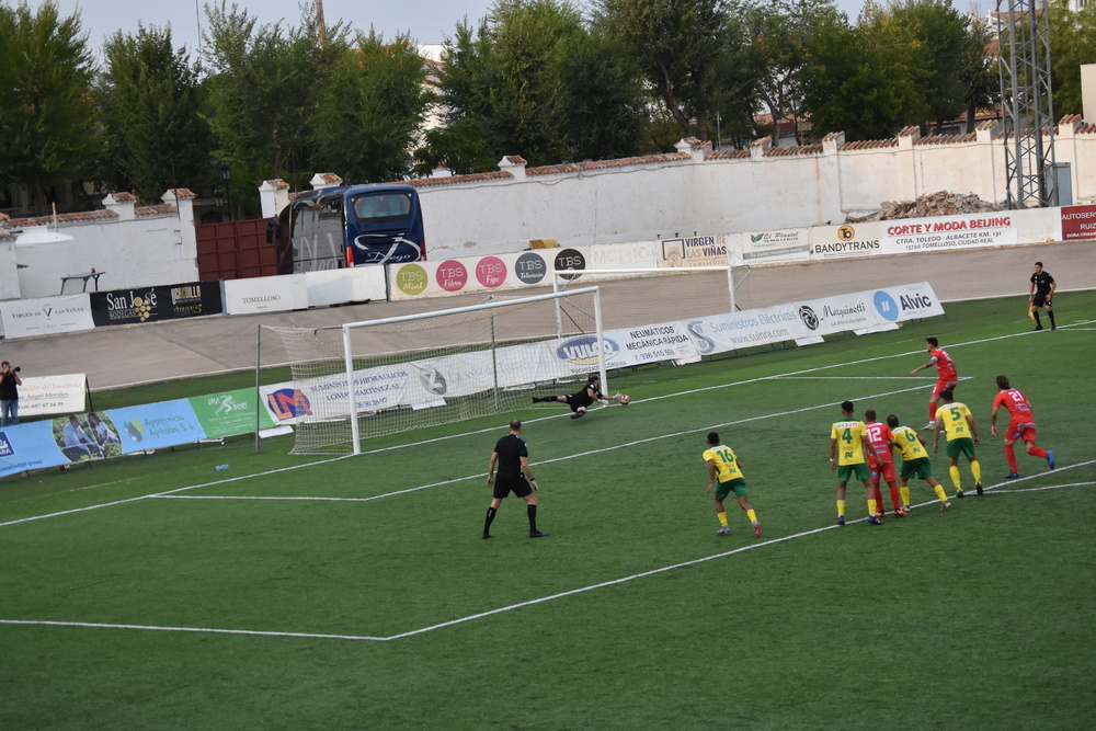 Monreal adivina la pena máxima, pero el balón lanzado por Nacho Huertas sale junto al palo.