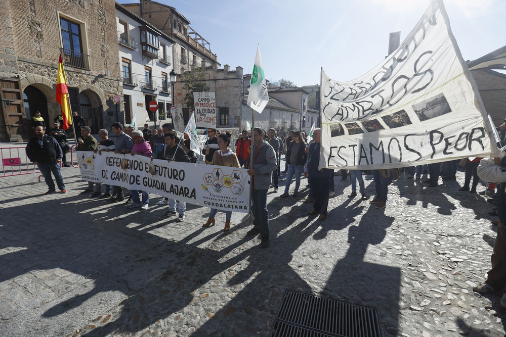 La protesta terminó delante del Palacio de Fuensalida, vallado por la Policía.