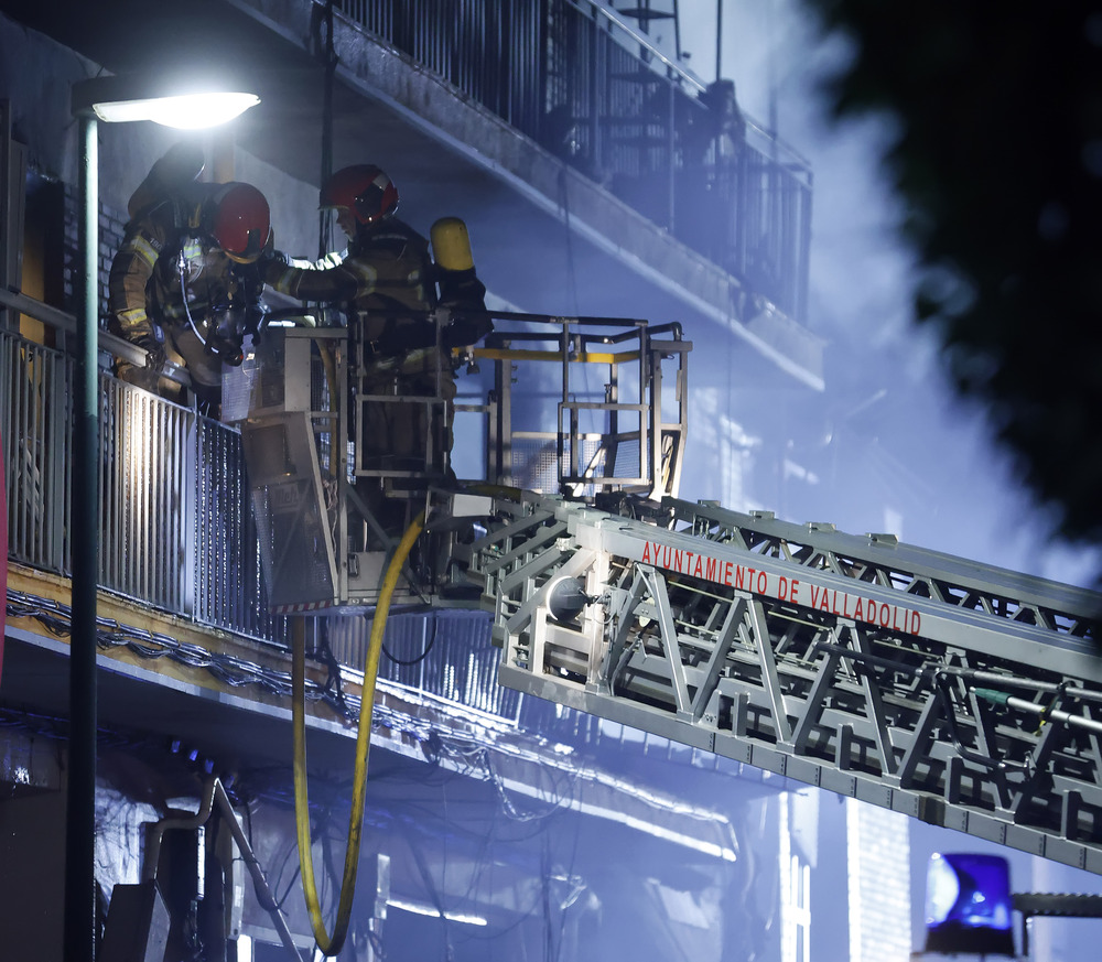 Una explosión de gas incendia un bloque de viviendas en Valladolid  / AGENCIAS