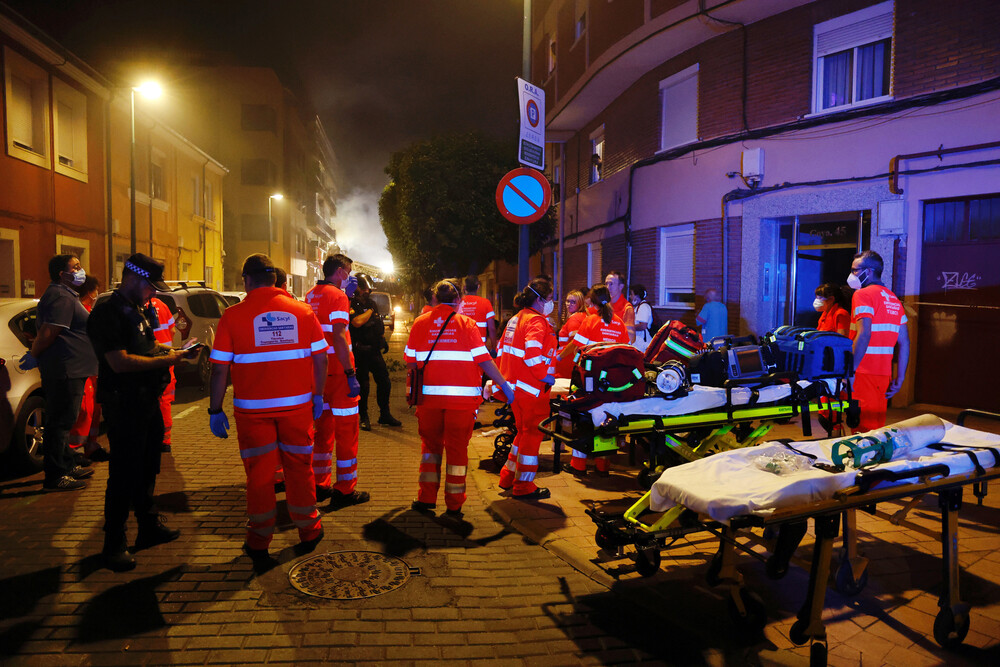 Un grupo de los servicios sanitarios trabajan en el edificio de la calle Goya afectado, a 1 de agosto de 2023, en Valladolid, Castilla y León (España).  / AGENCIAS