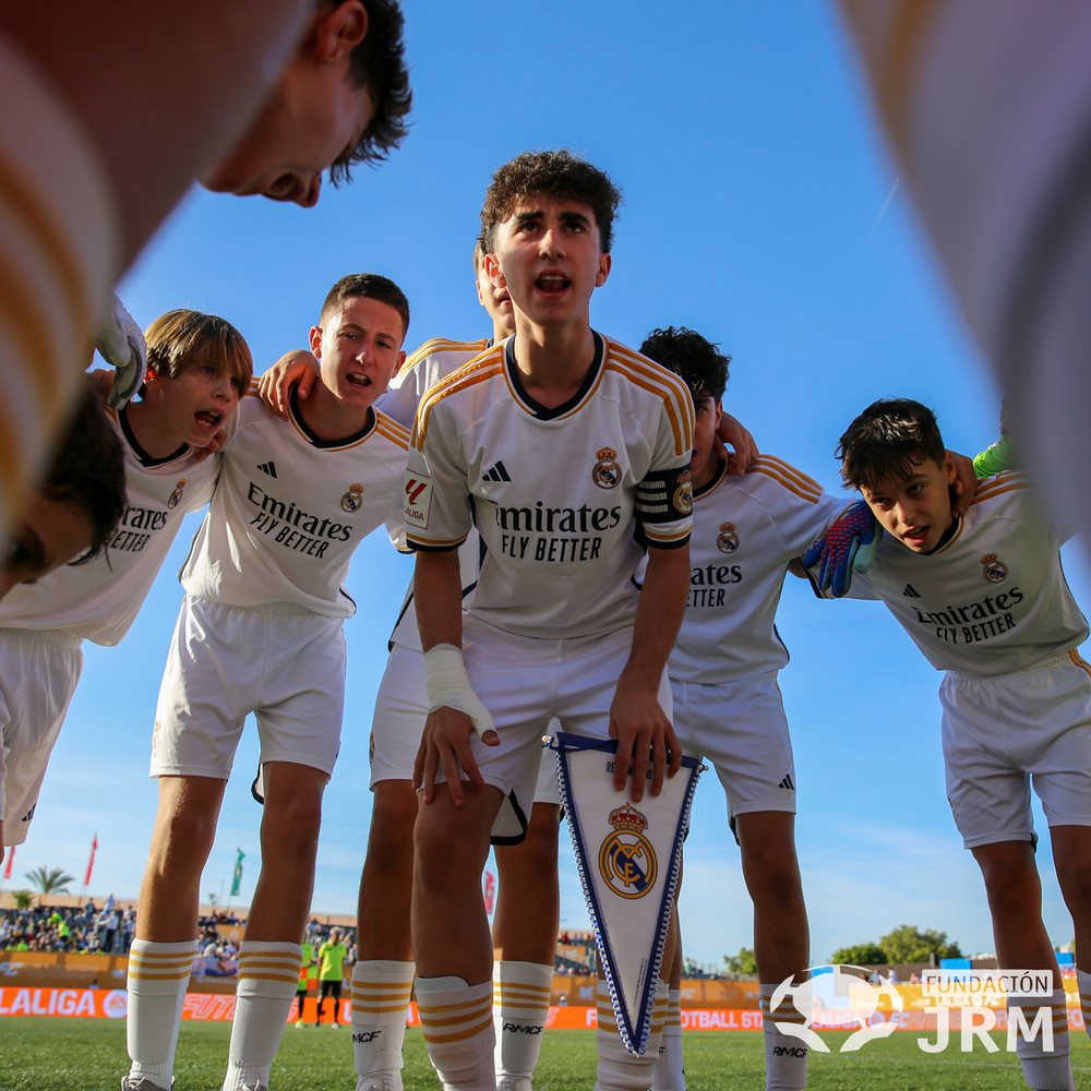 Alberto Ruiz, capitán del Real Madrid, imparte ánimos a sus compañeros.