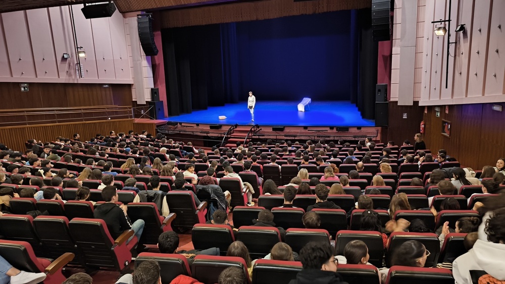 'Bésame 2.0' llena el Quijano de alumnos contra la violencia