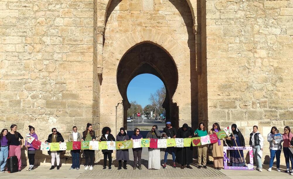 Migrantes simbolizan a las mujeres del mundo contra violencia