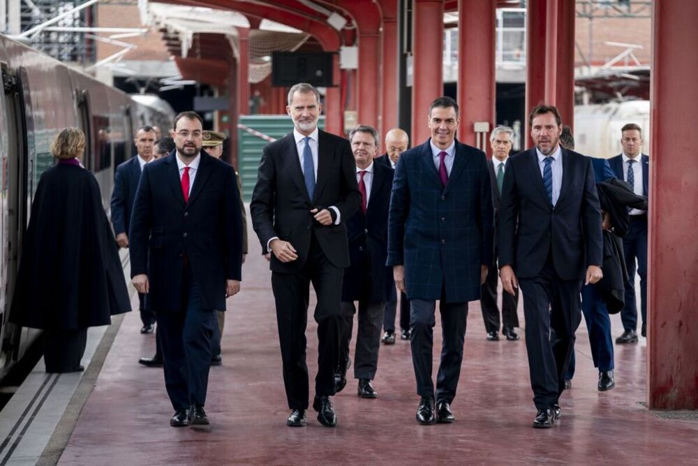 El presidente del Principado de Asturias, Adrián Barbón, el Rey Felipe VI, el presidente del Gobierno, Pedro Sánchez, y el ministro de Transportes y Movilidad Sostenible, Óscar Puente, a su llegada a realizar el viaje inaugural de la alta velocidad