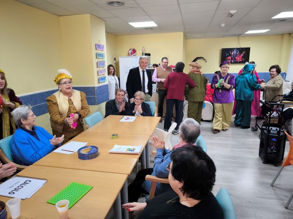 Cañizares felicita la Navidad en el centro de alzheimer