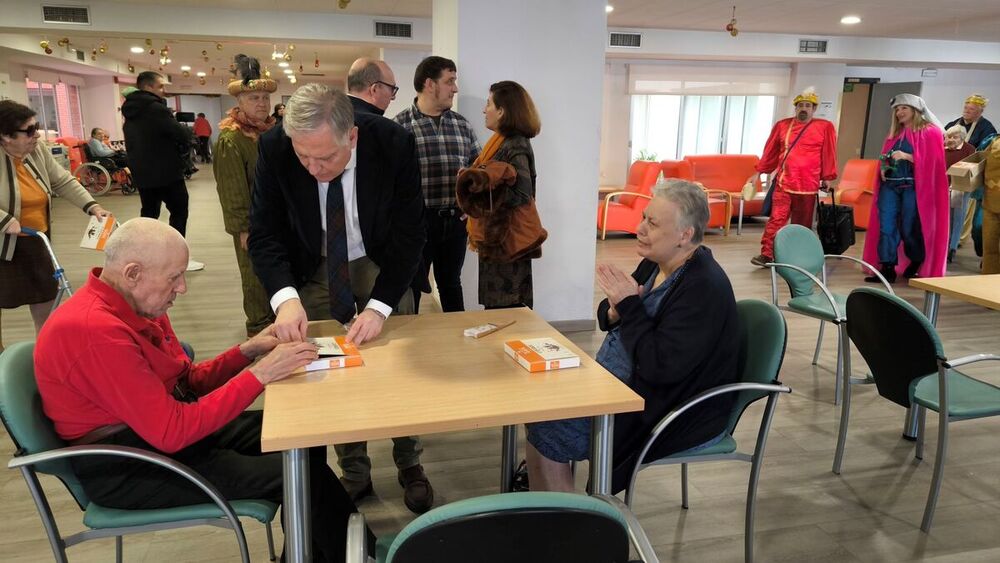 Cañizares felicita la Navidad en el centro de alzheimer