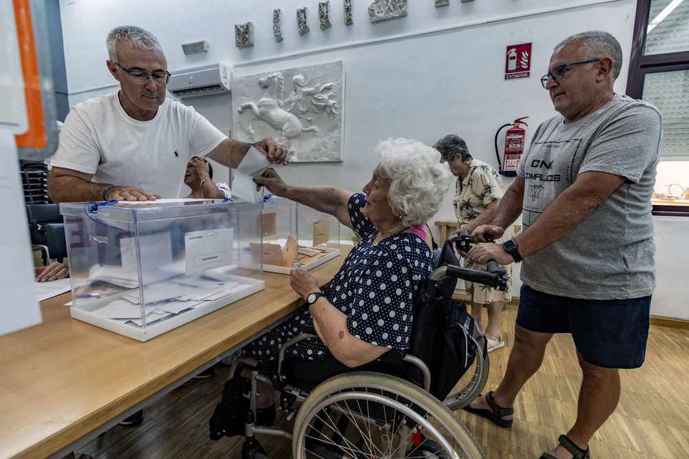 ELECCIONES GENERALES GENTE VOTANDO, PAPELETAS DEL SENADO Y DEL CONGRESO, VOTACIONES EN VERANO, ELECCIONES GENERALES EN VERANO, Rosa Romero votando en las generales  / RUEDA VILLAVERDE