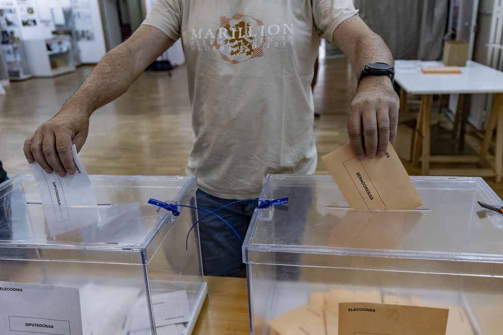 ELECCIONES GENERALES GENTE VOTANDO, PAPELETAS DEL SENADO Y DEL CONGRESO, VOTACIONES EN VERANO, ELECCIONES GENERALES EN VERANO, Rosa Romero votando en las generales  / RUEDA VILLAVERDE