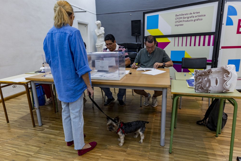 ELECCIONES GENERALES GENTE VOTANDO, PAPELETAS DEL SENADO Y DEL CONGRESO, VOTACIONES EN VERANO, ELECCIONES GENERALES EN VERANO, Rosa Romero votando en las generales  / RUEDA VILLAVERDE