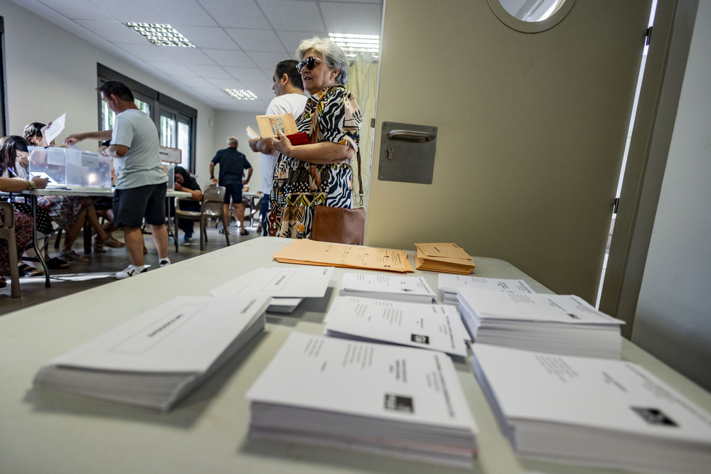 ELECCIONES GENERALES GENTE VOTANDO, PAPELETAS DEL SENADO Y DEL CONGRESO, VOTACIONES EN VERANO, ELECCIONES GENERALES EN VERANO, Rosa Romero votando en las generales  / RUEDA VILLAVERDE