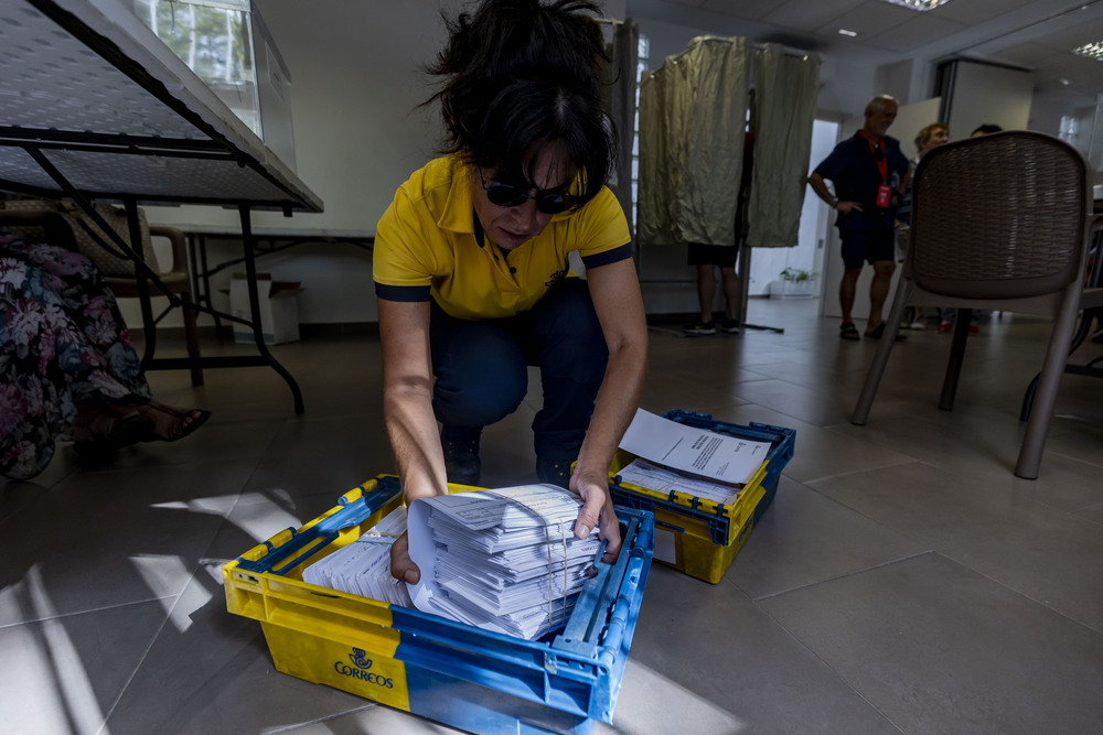 ELECCIONES GENERALES GENTE VOTANDO, PAPELETAS DEL SENADO Y DEL CONGRESO, VOTACIONES EN VERANO, ELECCIONES GENERALES EN VERANO, Rosa Romero votando en las generales  / RUEDA VILLAVERDE