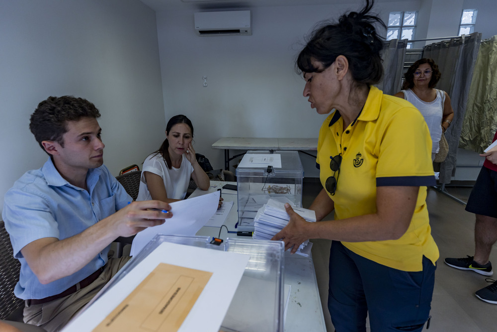 ELECCIONES GENERALES GENTE VOTANDO, PAPELETAS DEL SENADO Y DEL CONGRESO, VOTACIONES EN VERANO, ELECCIONES GENERALES EN VERANO, Rosa Romero votando en las generales  / RUEDA VILLAVERDE