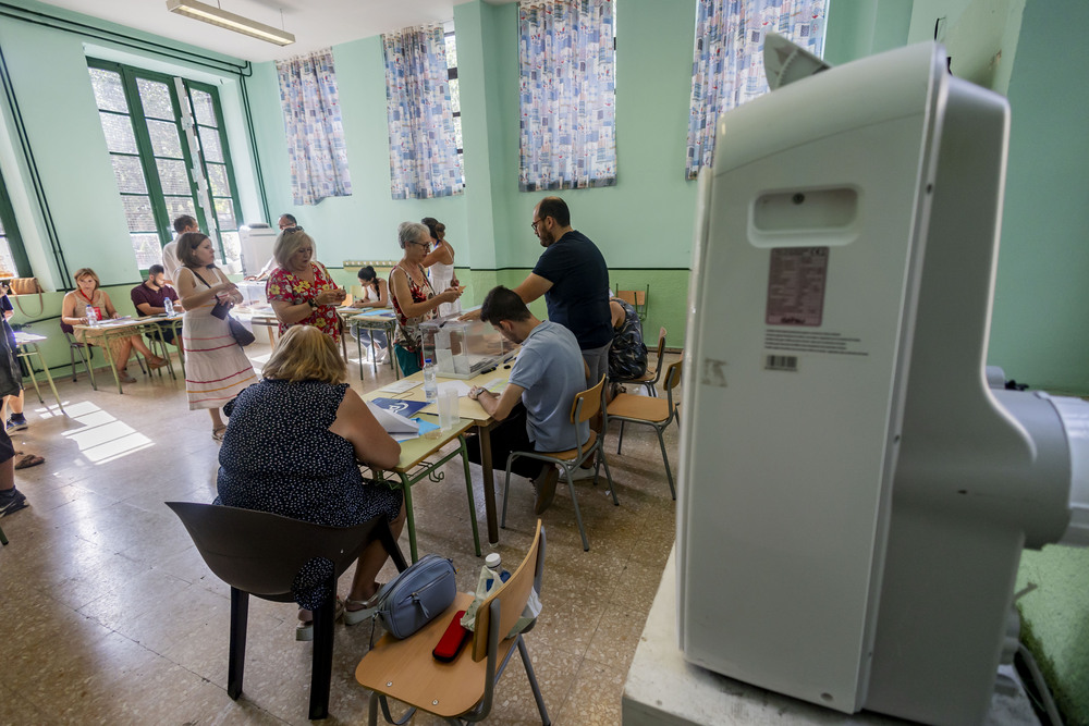 ELECCIONES GENERALES GENTE VOTANDO, PAPELETAS DEL SENADO Y DEL CONGRESO, VOTACIONES EN VERANO, ELECCIONES GENERALES EN VERANO, Rosa Romero votando en las generales  / RUEDA VILLAVERDE