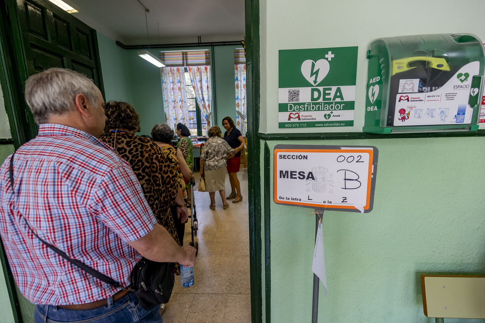 ELECCIONES GENERALES GENTE VOTANDO, PAPELETAS DEL SENADO Y DEL CONGRESO, VOTACIONES EN VERANO, ELECCIONES GENERALES EN VERANO, Rosa Romero votando en las generales  / RUEDA VILLAVERDE