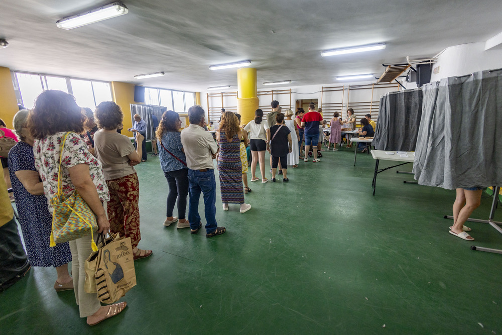 Elecciones generales, gente votando, gente votando con abanícos, votaciones en verano, voto, votos, votaciones gene votando en verano elecciones generales  / RUEDA VILLAVERDE