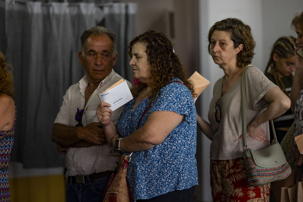 Elecciones generales, gente votando, gente votando con abanícos, votaciones en verano, voto, votos, votaciones gene votando en verano elecciones generales  / RUEDA VILLAVERDE