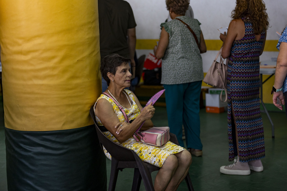 Elecciones generales, gente votando, gente votando con abanícos, votaciones en verano, voto, votos, votaciones gene votando en verano elecciones generales  / RUEDA VILLAVERDE