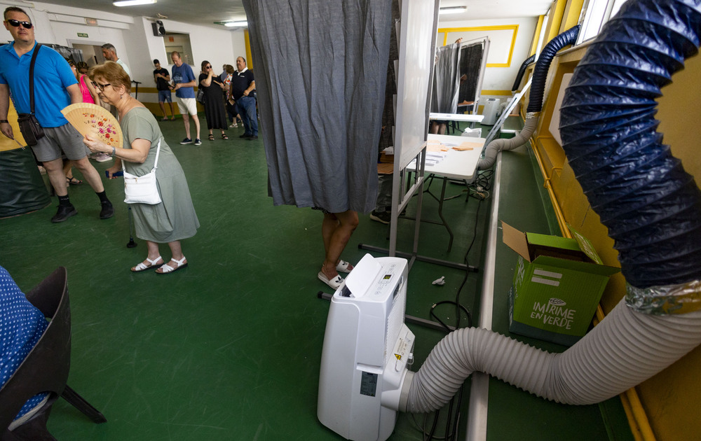 Elecciones generales, gente votando, gente votando con abanícos, votaciones en verano, voto, votos, votaciones gene votando en verano elecciones generales  / RUEDA VILLAVERDE