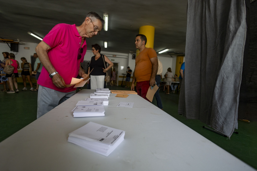 Elecciones generales, gente votando, gente votando con abanícos, votaciones en verano, voto, votos, votaciones gene votando en verano elecciones generales  / RUEDA VILLAVERDE