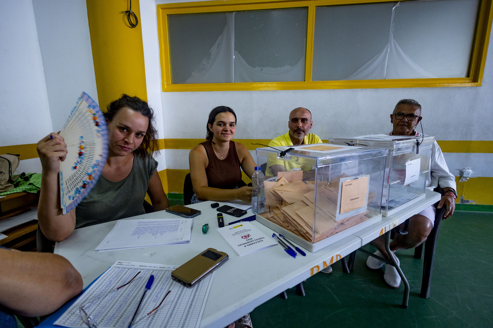 Elecciones generales, gente votando, gente votando con abanícos, votaciones en verano, voto, votos, votaciones gene votando en verano elecciones generales  / RUEDA VILLAVERDE