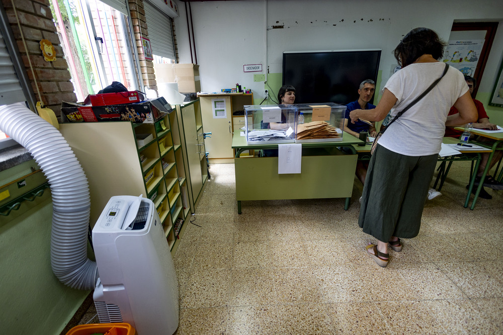 Elecciones generales, gente votando, gente votando con abanícos, votaciones en verano, voto, votos, votaciones gene votando en verano elecciones generales  / RUEDA VILLAVERDE