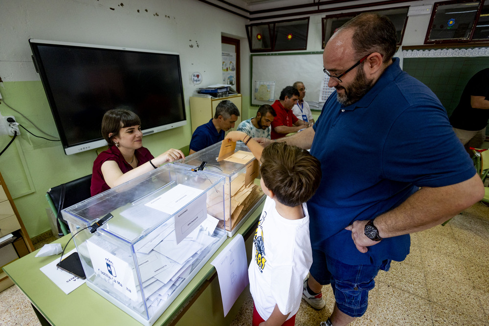 Elecciones generales, gente votando, gente votando con abanícos, votaciones en verano, voto, votos, votaciones gene votando en verano elecciones generales  / RUEDA VILLAVERDE