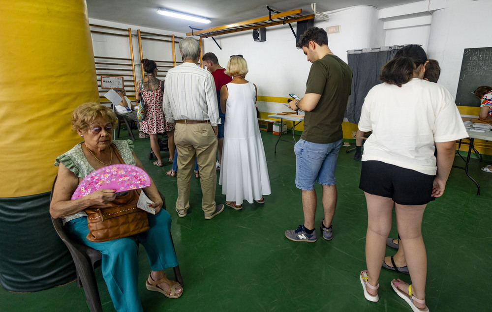 Domingo de abanicos, agua y votos