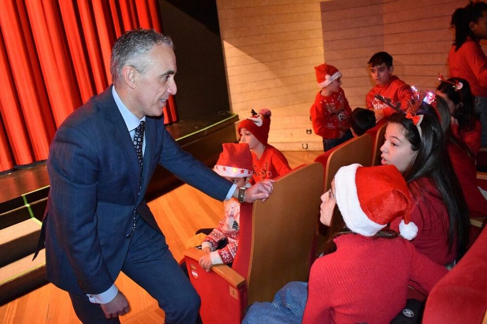 Once colegios llevan el espíritu navideño al auditorio 