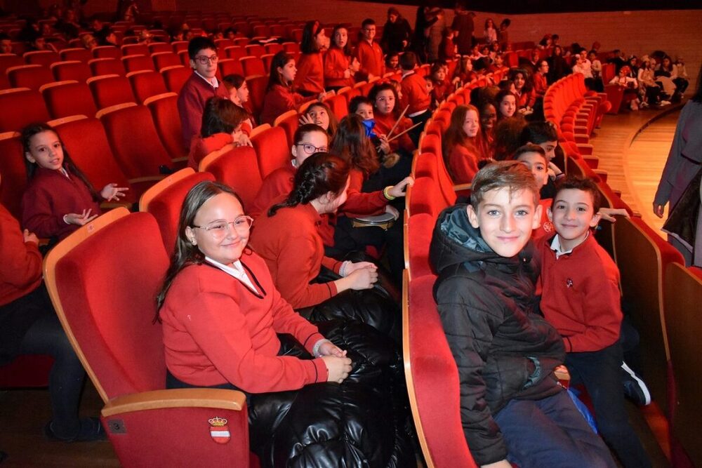 Once colegios llevan el espíritu navideño al auditorio 