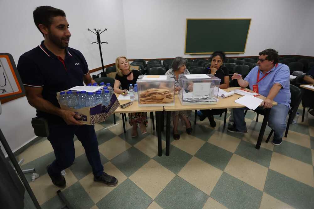 Domingo de abanicos, agua y votos