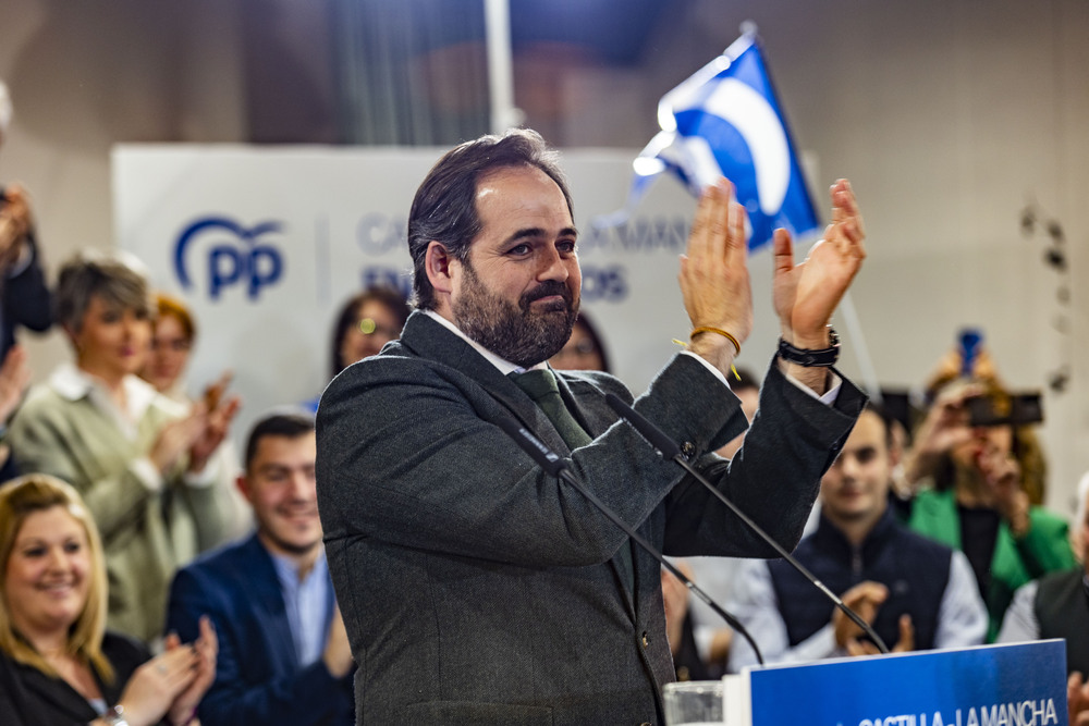 Alberto Nuñez Feijóo, presidente nacional del PP, presenta a Paco Cañizares como candidato a la alcaldía del ayto de ciudad real, t dá un mítin en ciudad real, junto a los candidatos del PP a las alcaldías de los pueblos de la provincia  / RUEDA VILLAVERDE