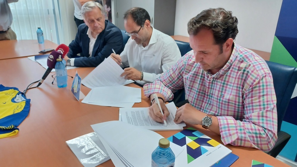 Acto de firma del acuerdo entre BM Caserío y la empresa ID Energy Group.