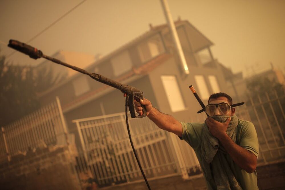 Wildfire in Attica  / KOSTAS TSIRONIS