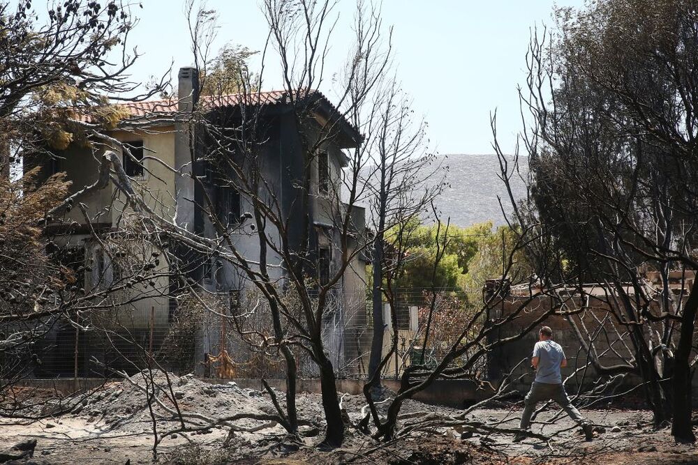 Burned houses after wildfires in Attica  / ORESTIS PANAGIOTOU