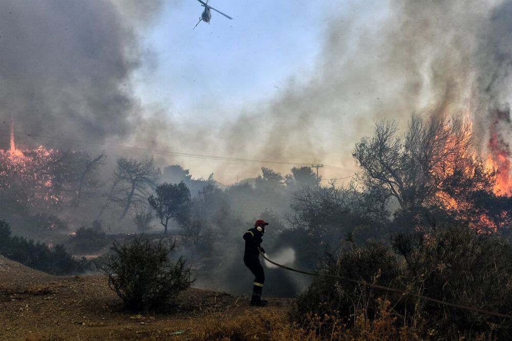 Wildfires lead to evacuations in Greece  / VASILIS PSOMAS