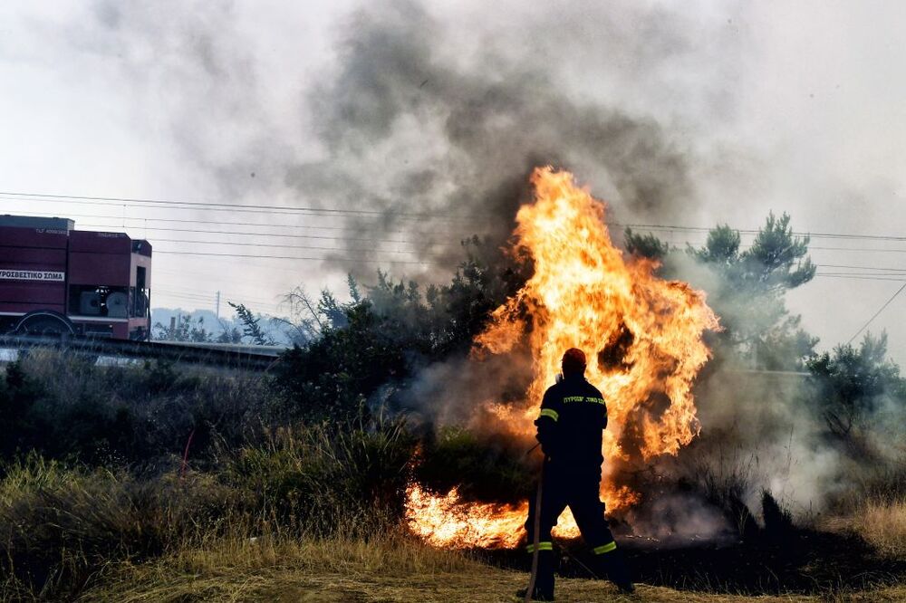 Wildfires lead to evacuations in Greece  / VASILIS PSOMAS