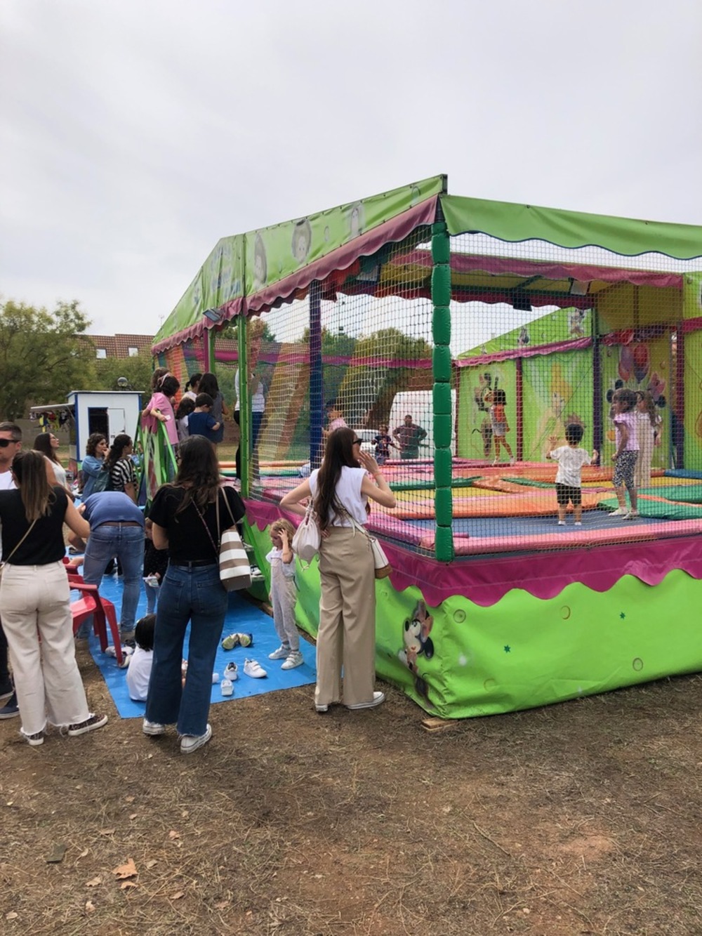 Los vecinos de Nuevo Parque degustan una paella gigante 