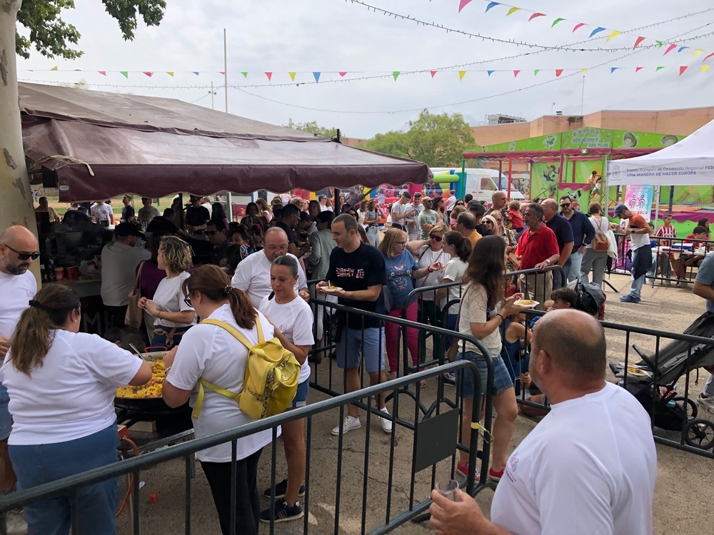 Los vecinos de Nuevo Parque degustan una paella gigante 