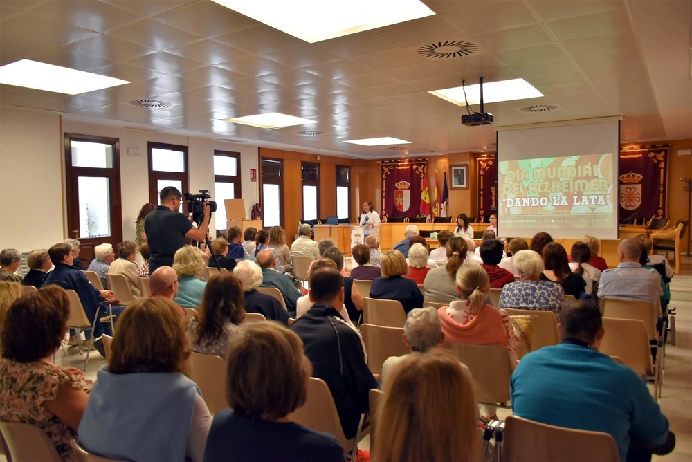 La plaza de España acoge el tablero terapéutico de Alzheimer 