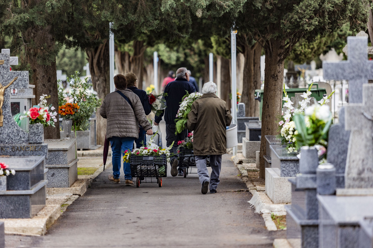 Día de los Santos, gente llevando flores al cementerio, cementerio, flores en el cementerio, Día de todos los SNTO, GENTE COMPRANDO FLORES Y LLEVÁNDOLAS AL CEMENTERIO,  / RUEDA VILLAVERDE