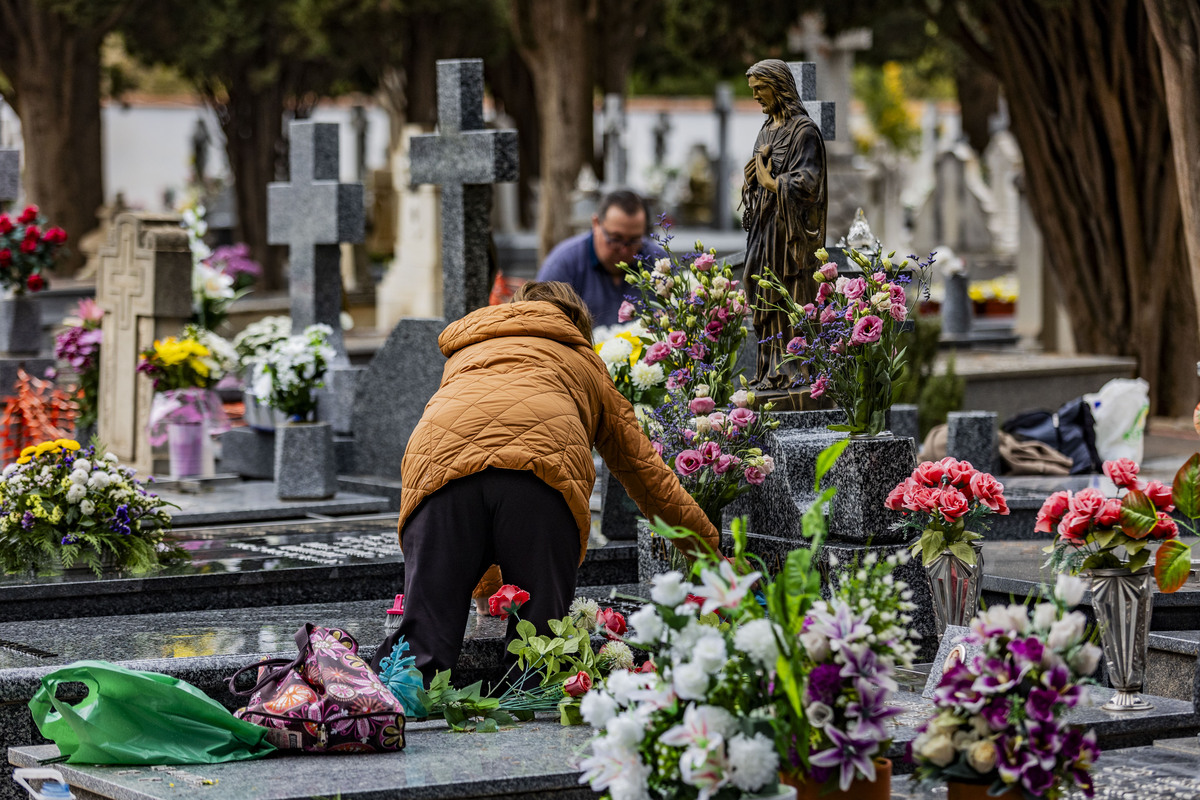 Día de los Santos, gente llevando flores al cementerio, cementerio, flores en el cementerio, Día de todos los SNTO, GENTE COMPRANDO FLORES Y LLEVÁNDOLAS AL CEMENTERIO,  / RUEDA VILLAVERDE