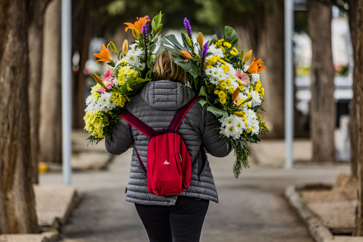 Día de los Santos, gente llevando flores al cementerio, cementerio, flores en el cementerio, Día de todos los SNTO, GENTE COMPRANDO FLORES Y LLEVÁNDOLAS AL CEMENTERIO,  / RUEDA VILLAVERDE