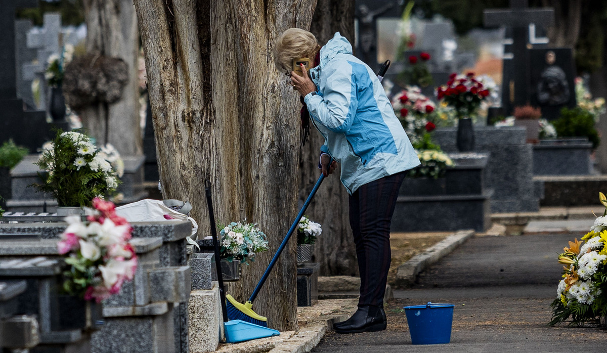 Día de los Santos, gente llevando flores al cementerio, cementerio, flores en el cementerio, Día de todos los SNTO, GENTE COMPRANDO FLORES Y LLEVÁNDOLAS AL CEMENTERIO,  / RUEDA VILLAVERDE