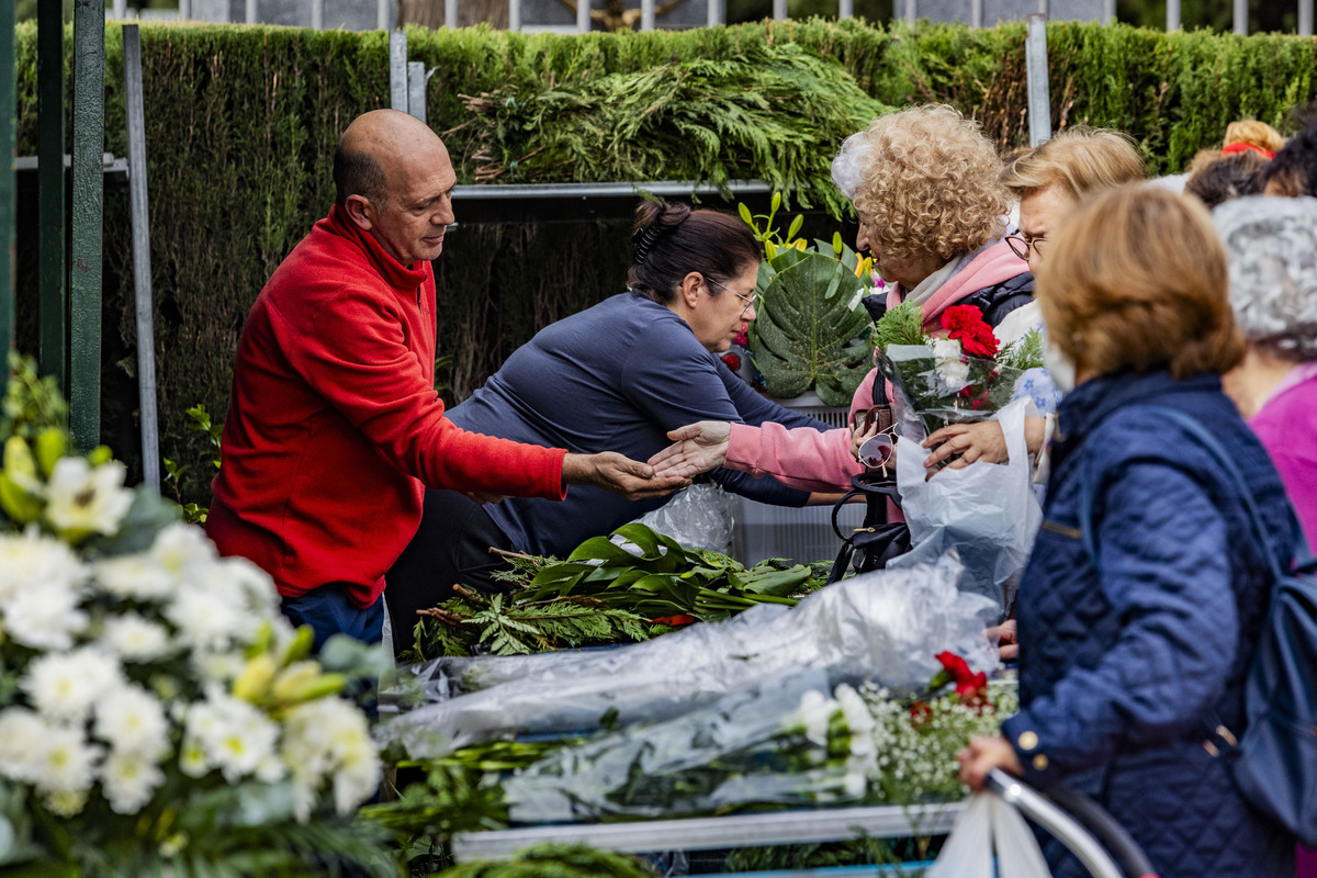 Día de los Santos, gente llevando flores al cementerio, cementerio, flores en el cementerio, Día de todos los SNTO, GENTE COMPRANDO FLORES Y LLEVÁNDOLAS AL CEMENTERIO,  / RUEDA VILLAVERDE