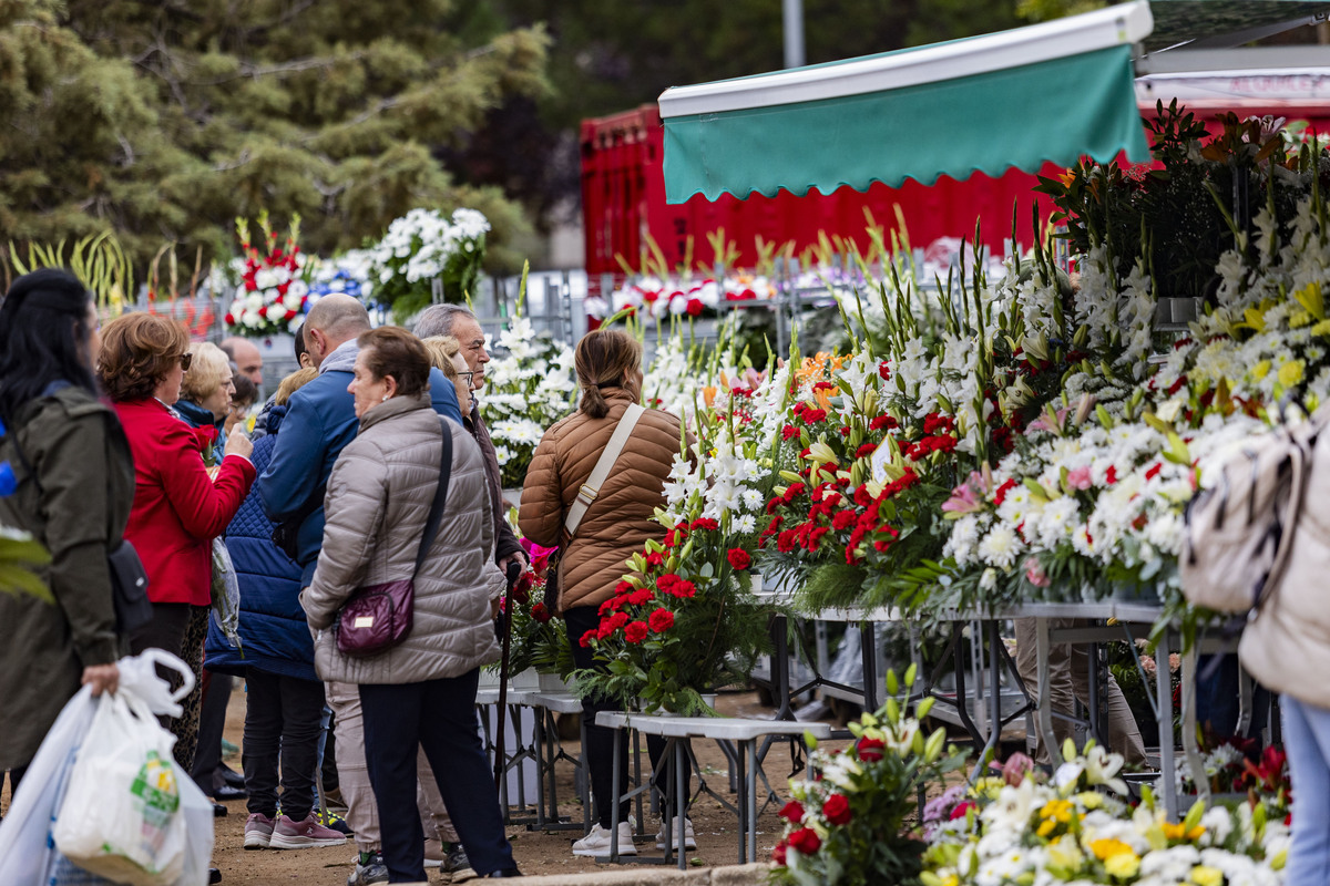 Día de los Santos, gente llevando flores al cementerio, cementerio, flores en el cementerio, Día de todos los SNTO, GENTE COMPRANDO FLORES Y LLEVÁNDOLAS AL CEMENTERIO,  / RUEDA VILLAVERDE