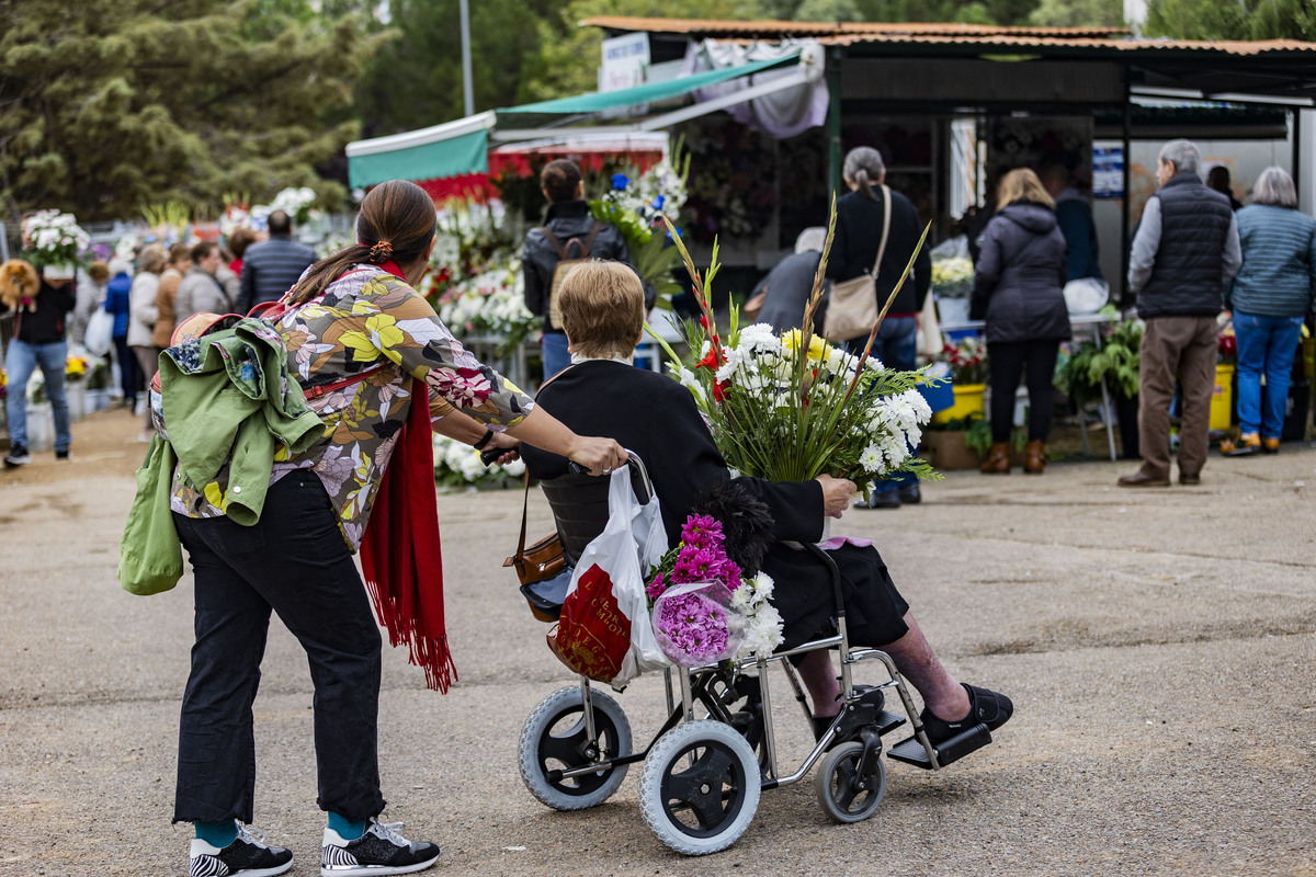 Día de los Santos, gente llevando flores al cementerio, cementerio, flores en el cementerio, Día de todos los SNTO, GENTE COMPRANDO FLORES Y LLEVÁNDOLAS AL CEMENTERIO,  / RUEDA VILLAVERDE