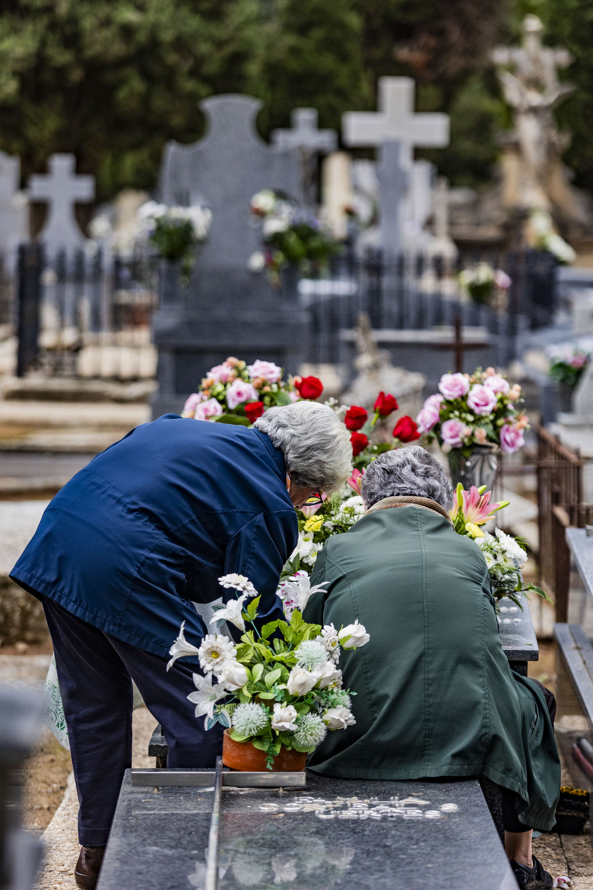 Día de los Santos, gente llevando flores al cementerio, cementerio, flores en el cementerio, Día de todos los SNTO, GENTE COMPRANDO FLORES Y LLEVÁNDOLAS AL CEMENTERIO,  / RUEDA VILLAVERDE