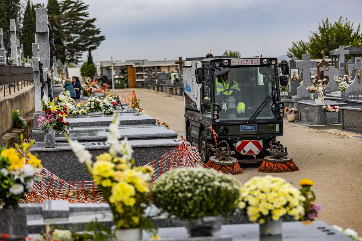 Día de los Santos, gente llevando flores al cementerio, cementerio, flores en el cementerio, Día de todos los SNTO, GENTE COMPRANDO FLORES Y LLEVÁNDOLAS AL CEMENTERIO,  / RUEDA VILLAVERDE