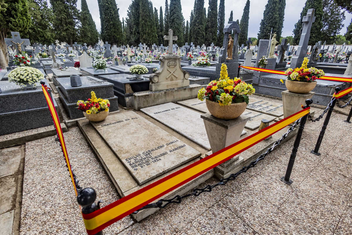 Día de los Santos, gente llevando flores al cementerio, cementerio, flores en el cementerio, Día de todos los SNTO, GENTE COMPRANDO FLORES Y LLEVÁNDOLAS AL CEMENTERIO,  / RUEDA VILLAVERDE